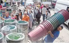 ??  ?? Hasta ayer, la gente seguía abarrotand­o los lugares donde venden tambos, a fin de tener dónde almacenar la mayor cantidad de agua posible.
