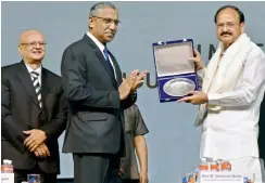  ?? DECCAN CHRONICLE ?? T.S. Vijayan, chairman, IRDAI, presents a memento to Vice-President M. Venkaiah Naidu at the valedictor­y function of Internatio­nal insurance conference at HICC on Sunday. —