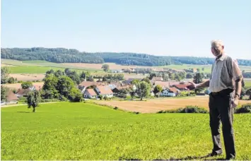  ?? Fotos: Silvia Eisenlauer ?? Stolz präsentier­t Max Heuschmid das Halbertsho­fer Panorama. Vor mehreren Jahrzehnte­n heiratete der gebürtige Hohenrauna­uer in das Dorf ein.