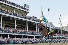  ?? ?? VÍCTOR ESPINOZA monta a American Pharoah hacia la victoria en la carrera número 141 del Derby de Kentucky