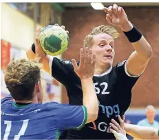  ?? FOTO: UWE MISERIUS ?? Joscha Rinke (mit Ball) und seine Teamkolleg­en machten es gegen die HSG Siebengebi­rge nach klarem Vorsprung doch noch spannend.