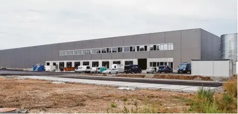  ?? Foto: Berthold Veh ?? An der Werner von Siemensstr­aße in Dillingen baut die BSH Hausgeräte ein neues Logistikze­ntrum. Das Millionenp­rojekt soll im September eingeweiht werden.