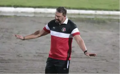  ??  ?? SITUAÇÃO DELICADA Técnico Roberto Fernandes ainda não venceu em cinco jogos à frente do Santa Cruz nesta Série C do Campeonato Brasileiro