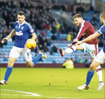  ??  ?? NO WAY THROUGH: Burnley’s Michael Kightly shoots at goal as both sides drew a blank