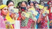  ?? PHOTO: PTI ?? Women with Jan Dhan accounts have got two instalment­s of ~500 each as part of the Covid-19 relief package