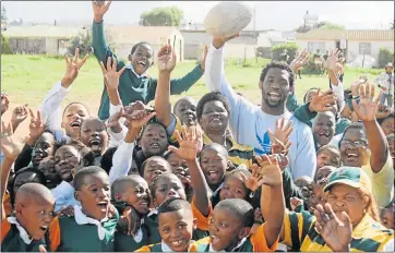  ?? Picture: FREDLIN ADRIAAN ?? HERO’S WELCOME: Springbok and Stormers’ rugby player Siya Kolisi brought his former primary school in Zwide to a standstill when he handed out rugby kits yesterday
