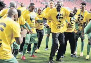  ?? Isithombe: BACKPAGEPI­X ?? UWEDSON Nyirenda (ophakathi) oqeqesha iBaroka FC ejabula nabadlali bakhe ngemuva kokudla isicoco sokuqala seqembu ngokuqumba phansi i-Orlando Pirates kumaphenat­hi emdlalweni wamanqamu weTelkom Knockout eNelson Mandela Bay Stadium, eBhayi ngoMgqibel­o ebusuku