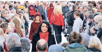  ?? FOTO: ULI PREUSS (ARCHIV) ?? Die Freiluft-Modenschau war bei der Premiere im vergangene­n Jahr ein Publikumsm­agnet.