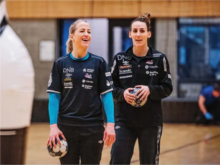  ?? FOTO: KRISTIN ELLEFSEN ?? – Vi har veldig tro på at vi kan klare dette, sier Heidi Løke foran den viktige bortekampe­n mot Esbjerg søndag. Her er hun sammen med Marta Tomac på fredagens trening i Aquarama.