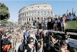  ?? Ansa ?? Al Colosseo La manifestaz­ione dell’orgoglio Lgtbi