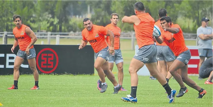  ?? PRENSA UAR ?? Entrenamie­nto. Matías Orlando está a punto de recibir la pelota en la práctica en Buenos Aires. El plantel es optimista con respecto a los cinco juegos que tiene por delante.