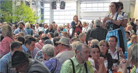  ?? FOTO: ARNE HAHN ?? Ausgelasse­n feiern die insgesamt 5000 bis 6000 Gäste beim Brauereiho­ffest in Wurmlingen.