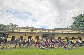  ??  ?? La exestación del tren en Areguá fue el primer sitio histórico visitado por los ciclistas. Allí se les dio una reseña del lugar.