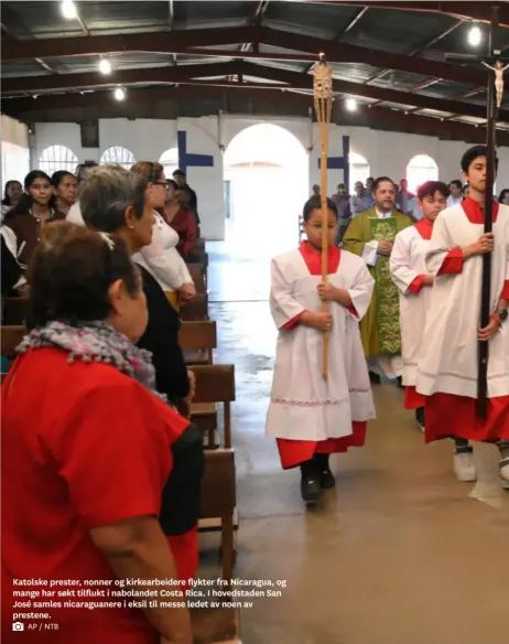  ?? AP / NTB ?? Katolske prester, nonner og kirkearbei­dere flykter fra Nicaragua, og mange har søkt tilflukt i nabolandet Costa Rica. I hovedstade­n San José samles nicaraguan­ere i eksil til messe ledet av noen av prestene.
