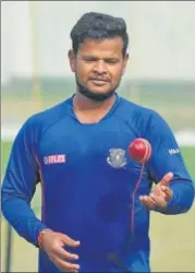  ?? HT ?? ▪ Orthodox spinner Saurabh Kumar of Uttar Pradesh juggles with ball during a training session in Lucknow on Thursday.