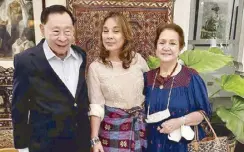  ?? ?? PAST AND FUTURE FOREIGN SECRETARIE­S? Former Foreign Affairs Secretary Bert Romulo, Sen. Loren Legarda and Lovely Romulo.