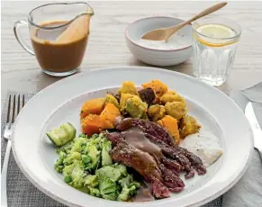  ?? MYFOODBAG ?? Roast beef with thyme roasted vegetables and gravy.