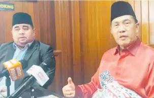  ?? ?? SIDANG MEDIA: Sapawi (kanan) dalam sidang media pertama selepas dipilih sebagai Yang Dipertua USIA sesi 2022-2024. Turut kelihatan Abdul Hakim (kiri).