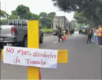  ??  ?? Campaña. Pensionado­s del Seguro Social, acompañado­s de estudiante­s de enfermería de una escuela privada.