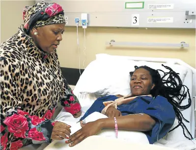  ?? Picture: SIMPHIWE NKWALI ?? CONSOLER: Minister of Defence Nosiviwe Mapisa-Nqakula visits injured soldier Delta Maluleke in hospital