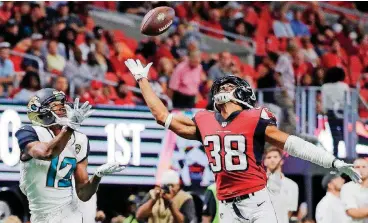  ?? [AP PHOTO] ?? Jacksonvil­le rookie receiver and former Oklahoma star Dede Westbrook, left, gets ready to catch a touchdown pass while Atlanta’s Akeem King defends on Thursday night in an NFL preseason game.