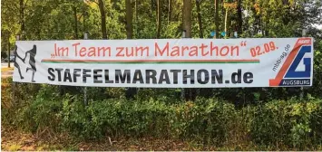  ?? Foto: Wilfried Matzke ?? Mit einem großen Plakat macht die MBB/SG Augsburg Werbung für den Staffel Marathon durch den Siebentisc­hwald. Dennoch finden sich für die einstige Großverans­taltung immer weniger Teilnehmer.