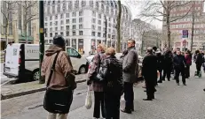  ?? RP-FOTO: STEFANI GEILHAUSEN ?? Nachdem die Rheinbahn den Betrieb eingestell­t hatte, bildeten sich am Taxistand an der Heinrich-Heine-Allee lange Warteschla­ngen.