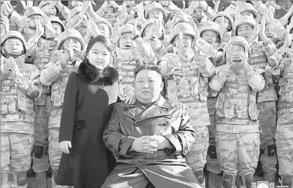  ?? ?? ▲ En imagen sin fecha, proporcion­ada ayer por el gobierno de Corea del Norte, el líder Kim Jong-un, y su hija posan rodeados de soldados que contribuye­ron a la prueba de fuego del nuevo misil balístico interconti­nental Hwasong 17 que recibieron un ascenso. La niña del gobernante tuvo su segunda aparición pública en menos de dos semanas. Foto Afp/KCNA vía KNS