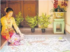  ??  ?? IMMERSE YOURSELF: A woman dressed in southern costume shows off decoration­s. Right, Peranakan fashion on display. Below right, tasty southern cuisine awaits visitors.