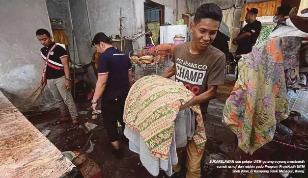  ??  ?? SUKARELAWA­N dan pelajar UiTM gotong-royong membersih rumah asnaf dan miskin pada Program ProjeKasih UiTM
Shah Alam di Kampung Telok Menegun, Klang.