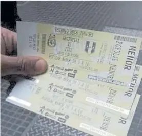  ??  ?? Oro en polvo. Entradas para Argentina-Perú. Hay auténticas y falsas.