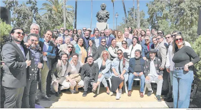  ?? JUAN CARLOS MUÑOZ ?? Los artistas que participan en la XXIII edición de la Bienal posan con las autoridade­s en los Jardines de Rafael Montesinos.