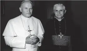  ?? AP ?? Al lado de Joseph Ratzinger, futuro Benedicto XVI.