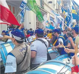  ?? PREnsa UtEDyc ?? Afiliados de Utedyc protestan en la AFA