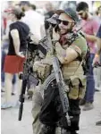  ??  ?? Protección. “John Brown” portaba una AK-47 y dijo que estaba ahí para proteger a los manifestan­tes opositores de Trump.