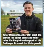  ?? ?? Autor Marcus Wächtler (42) zeigt den vierten Teil seiner Bergstadt-Krimireihe. Ein Haupt-Handlungso­rt ist die Freiberger Brauerei (im Hintergrun­d).