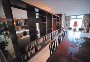  ?? PHOTOGRAPH­Y BY BARRY GRAY, THE HAMILTON SPECTATOR ?? The dining room is separated from the living room by open book and display shelves.