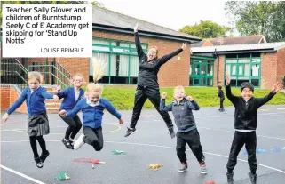  ?? LOUISE BRIMBLE ?? Teacher Sally Glover and children of Burntstump Seely C of E Academy get skipping for ‘Stand Up Notts’