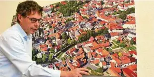  ??  ?? Dingelstäd­ts Bürgermeis­ter Andreas Fernkorn (CDU) zeigt den Bereich, wo im kommenden Jahr gebaut werden soll. Foto: Eckhard Jüngel