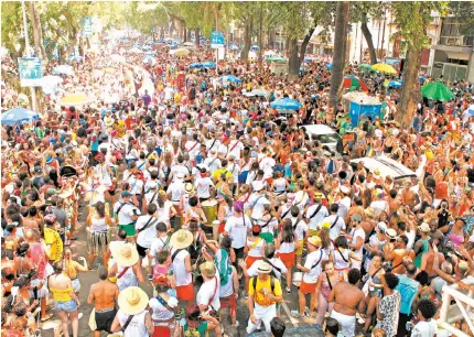  ?? FOTOS MARCIO MERCANTE/ARQUIVO O DIA ?? Desfile do bloco Quizomba, na Lapa: cena comum no Carnaval de rua carioca, multidão de foliões acompanha cortejos nos dias de folia