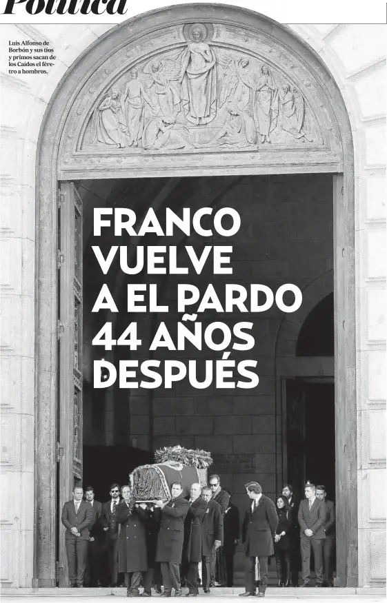  ??  ?? Luis Alfonso de Borbón y sus tíos y primos sacan de los Caídos el féretro a hombros.