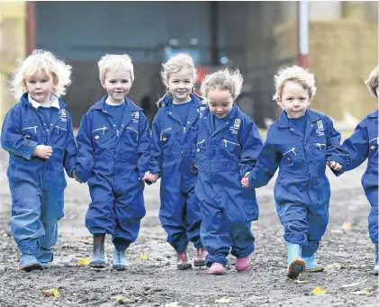  ?? Pictures: Kami Thomson. ?? Tomintoul Nursery children and pupil Holly Smith helping Kelly Stuart.