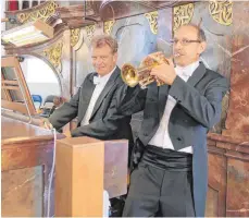  ?? FOTO: GÜNTER VOGEL ?? Trompeter Bernhard Kratzer und Organist Paul Theis kennen sich seit Jahren und treten regelmäßig zusammen auf.