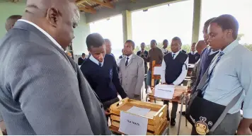  ?? ?? ▲Minister for Education and Training, Owen Nxumalo viewing some of the learners work.