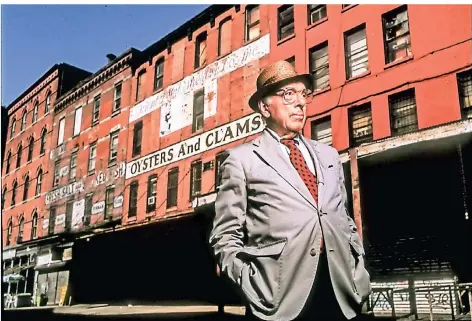  ?? FOTO: MARIO RUIZ/GETTY IMAGES ?? Joseph Mitchell 1992 im von New Yorkern nur „The Village“genannten Szeneviert­el Greenwich Village.