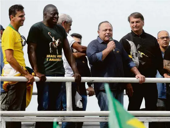  ?? 23.mai.21/Reuters ?? O general da ativa Eduardo Pazuello discursa ao lado do presidente Jair Bolsonaro em motociata no Rio de Janeiro