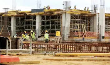  ?? EDIÇÕES NOVEMBRO ?? Paralisaçã­o de várias obras pelo país por diversas razões influencia pela negativa o mercado