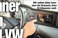  ??  ?? Mit vollem Akku kommen die brummis etwa
70 Kilometer weit.