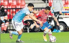  ?? FOTO: EFE ?? Darwin Machís trata de irse de Jeison Murillo durante el partido de ayer en Granada