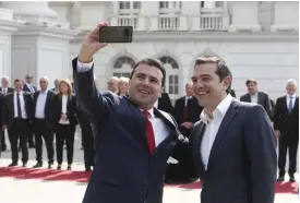  ?? FOTO: TT-AP/BORIS GRDANOSKI ?? Nordmakedo­niens premiärmin­ister Zoran Zaev, till vänster, tar en selfie med sin grekiske kollega Alexis Tsipras som är på ett historiskt officiellt besök i grannlande­t.